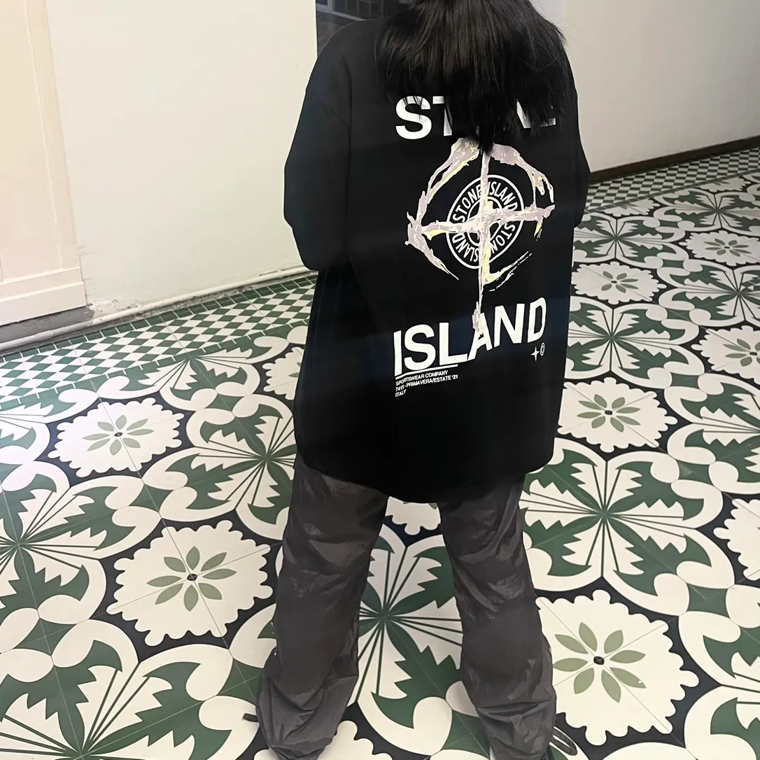 W620#P110💰 [Stone lsland/Stone Island summer new short-sleeved T-shirt with ruins compass print on the back] ⚠️[Original creation with high control of details] - Made of 260g combed cotton 32-count double yarn, soft and comfortable to the touch, sweat-absorbent and breathable. - Simple basic and versatile style, original single quality, the first choice for couples. - Made in a large factory, four needles and five threads on the shoulder, neat alignment, high quality workmanship. - Same style for men and women. Very versatile, one piece for everyone, details are clearly visible. Color: Black White Size: M L